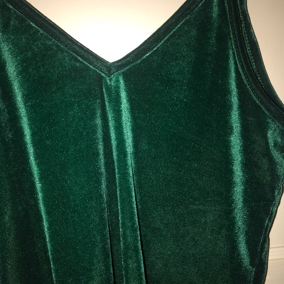 Green velvet tank top || XS - Picture 4 of 4